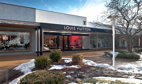 louis vuitton in oakbrook.